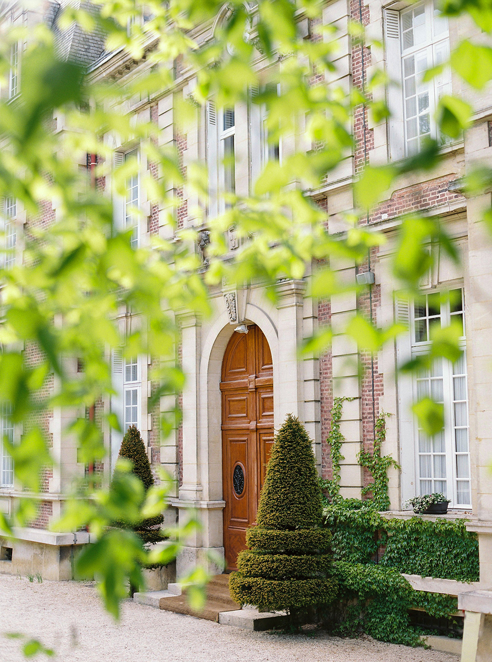 Destination wedding in Paris chateau bouffemont