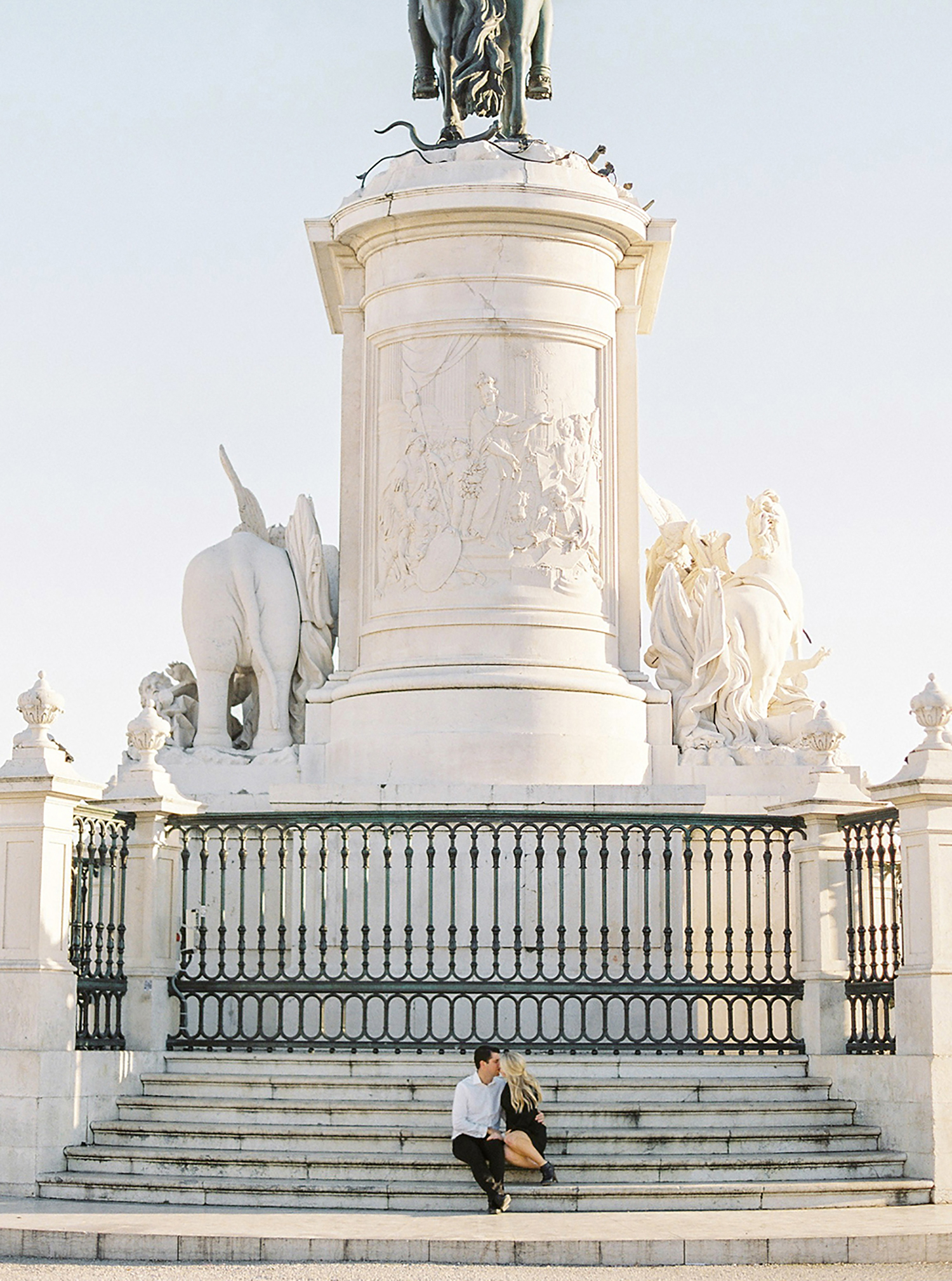 Romantic engagement session in Lisbon