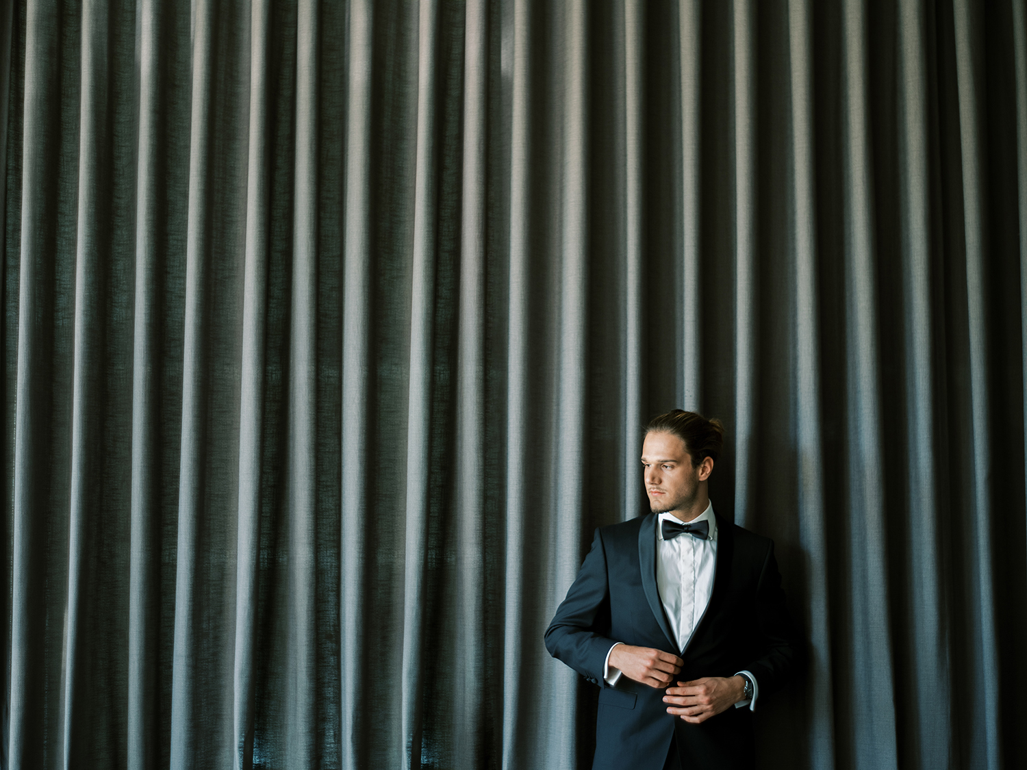 Groom portraits inspiration at workshop Something Blue, Creative direction and styling by Brancoprata
