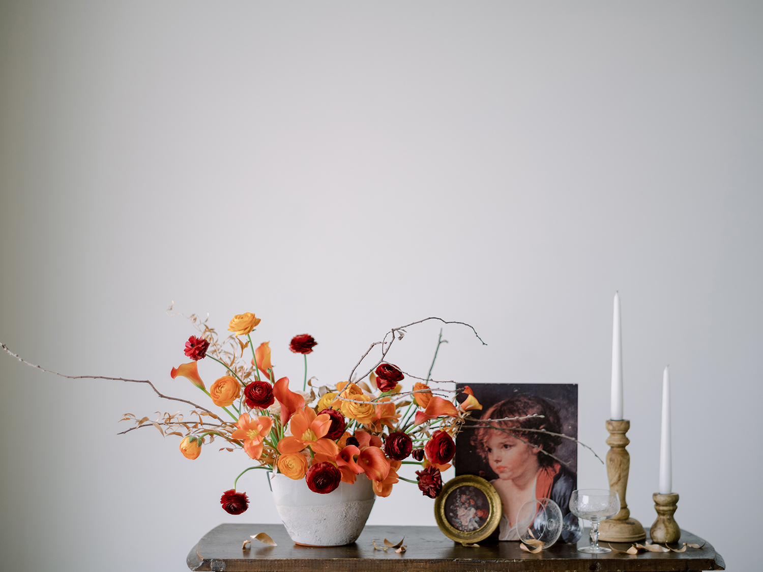 Modern ceramic combined with vintage details, for this wedding inspiration